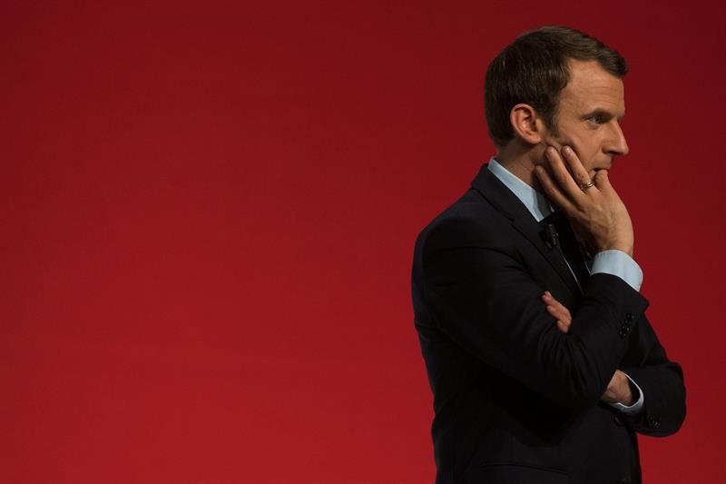 Emmanuel Macron, candidato al Elíseo, en un momento de reflexión durante un mitin electoral.