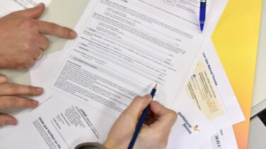 La CNMC abronca al Gobierno por inflar el recibo de luz y hacer pagar de más al cliente
