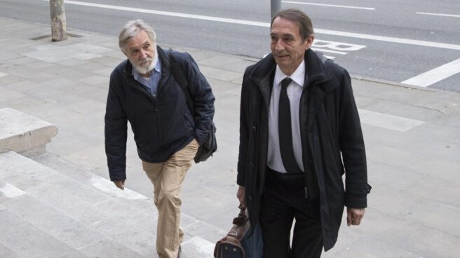 El ex consejero delegado de Adigsa, Josep Fontdevila (i), a su llegada a la Audiencia.