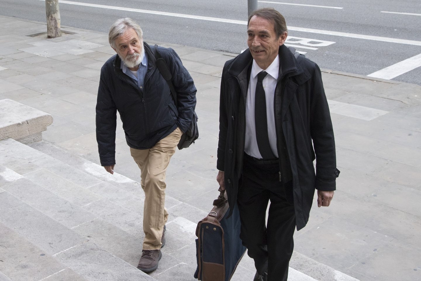 El ex consejero delegado de Adigsa, Josep Fontdevila (i), a su llegada a la Audiencia.