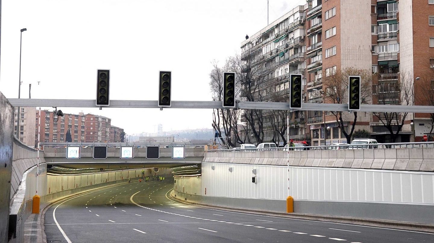 Acceso a uno de los túneles de la M 30 de Madrid.