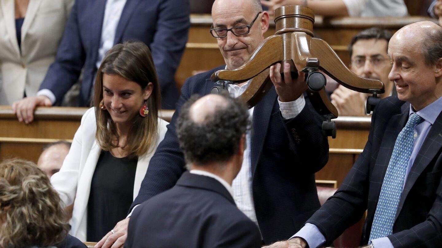 Félix Alvarez, Felisuco, en el Congreso con la silla rota de su compañero de escaño.