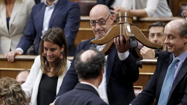 Félix Alvarez, Felisuco, en el Congreso con la silla rota de su compañero de escaño.