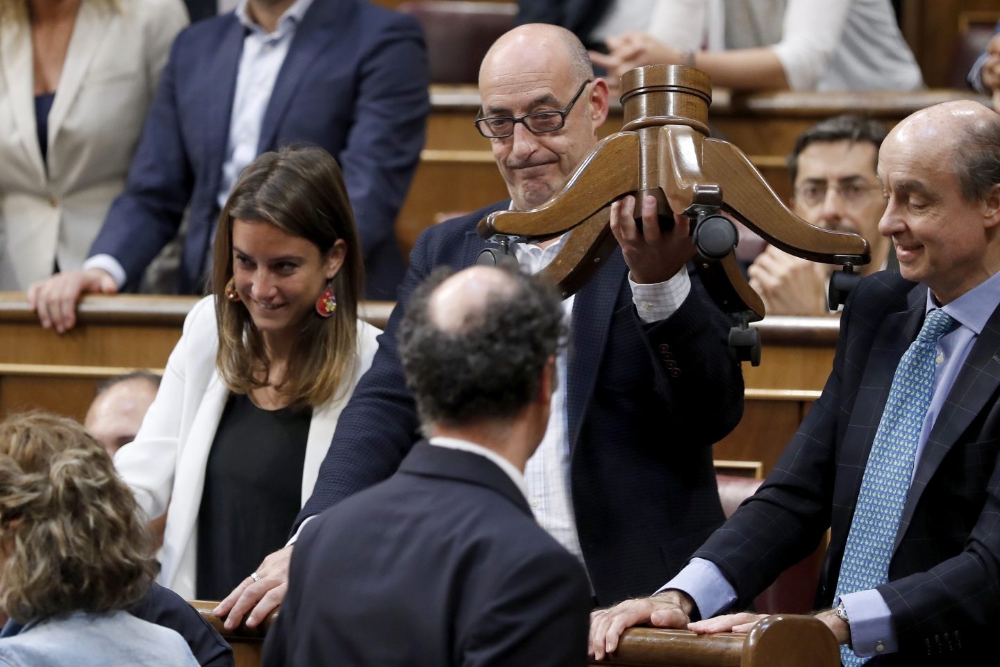 Félix Alvarez, Felisuco, en el Congreso con la silla rota de su compañero de escaño.