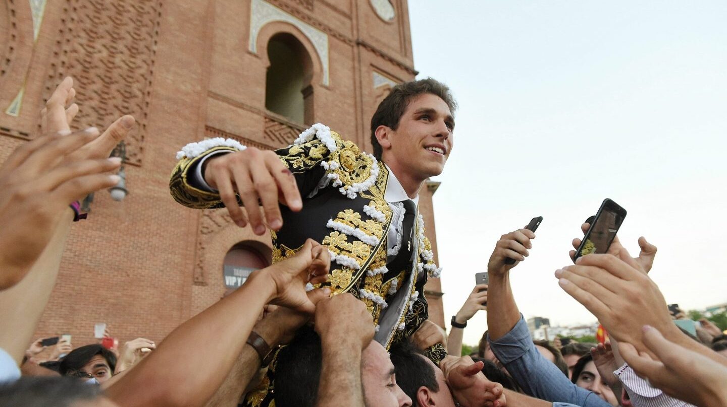 Ginés Marín sale por la Puerta Grande de Las Ventas.