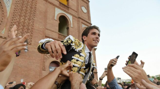 Ginés Marín sale por la Puerta Grande de Las Ventas.