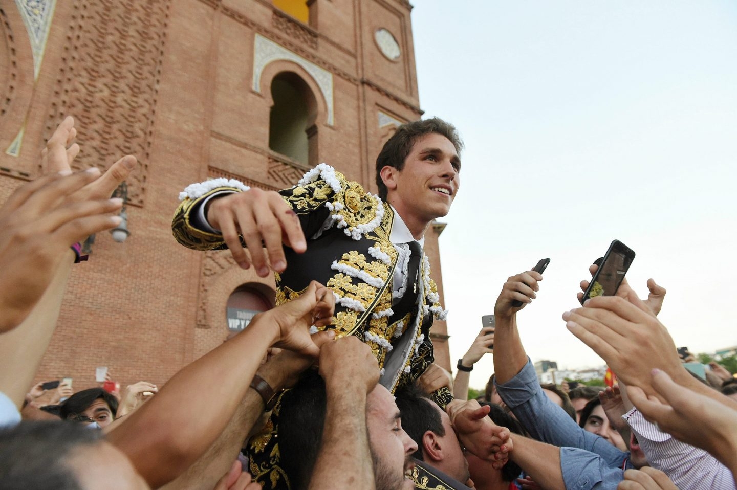 Ginés Marín sale por la Puerta Grande de Las Ventas.