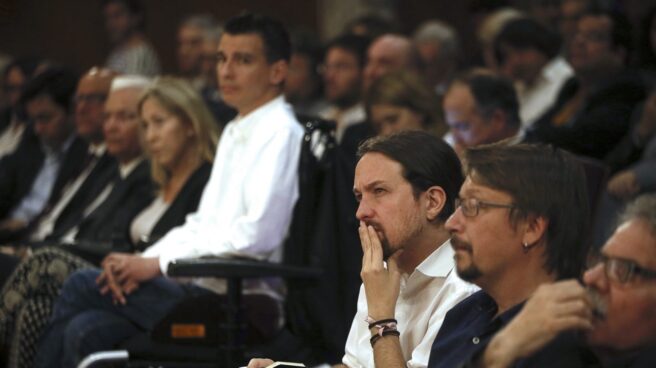Iglesias escucha a Puigdemont en Cibeles. Pablo Iglesias y Xavi Domènech.