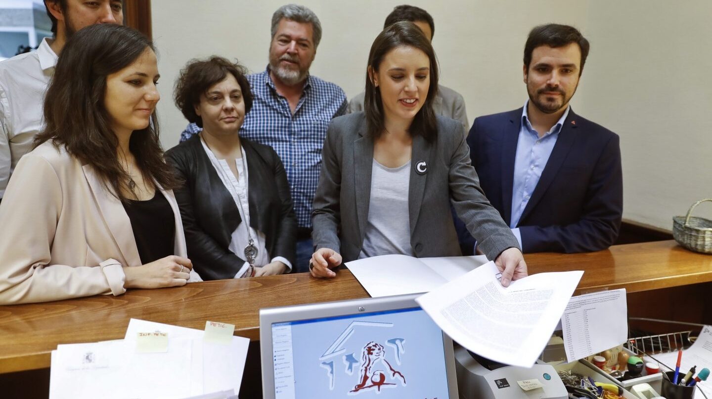 Irene Montero registra la moción de censura en el Congreso.