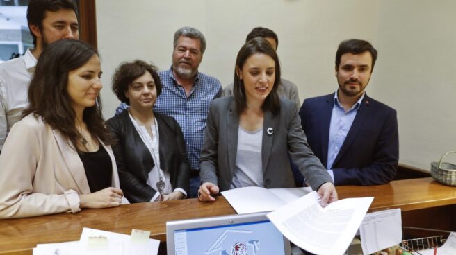 Irene Montero registra la moción de censura en el Congreso.