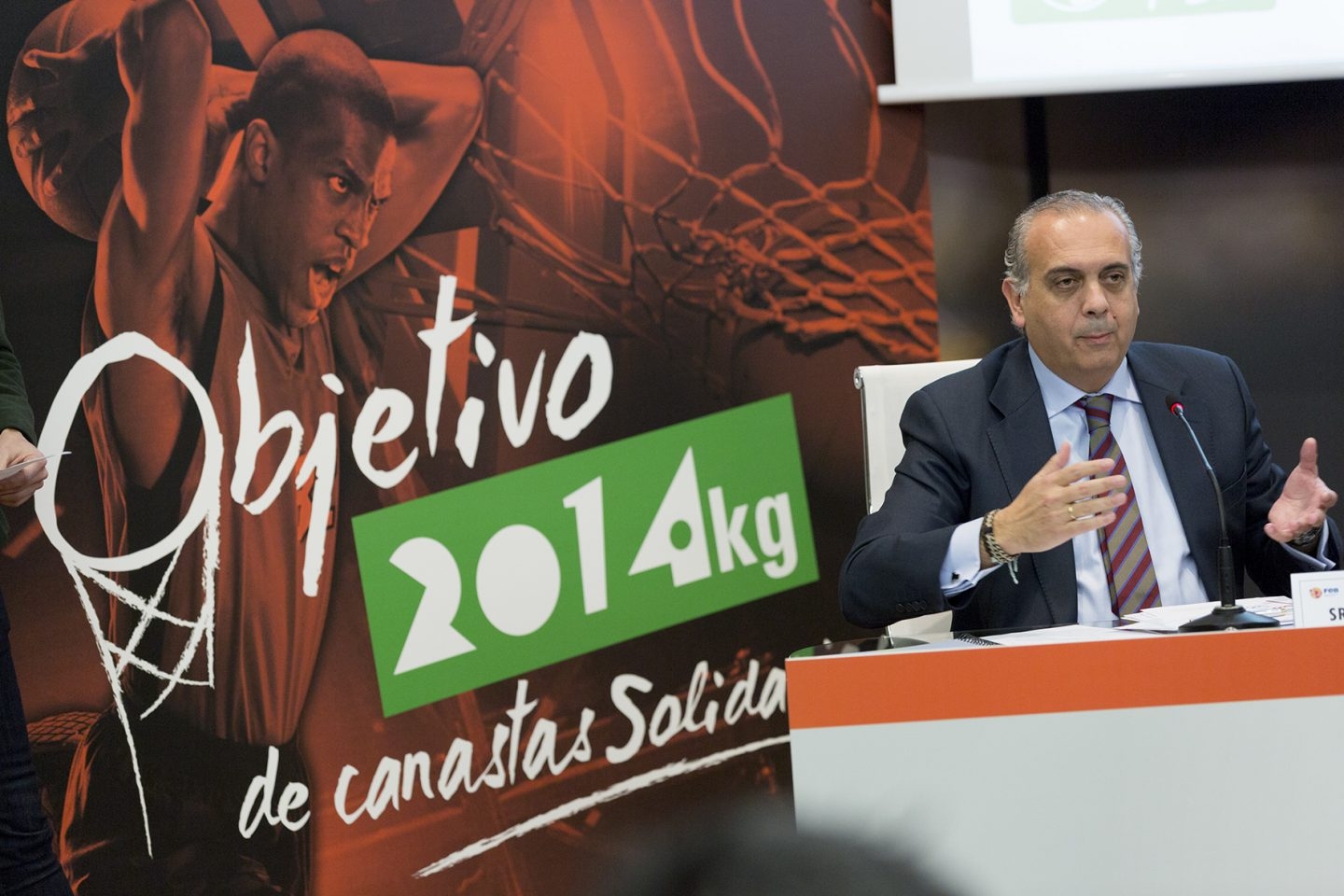 Sáez, en la presentación de una campaña solidaria durante su etapa como presidente de la Federación Española de Baloncesto.