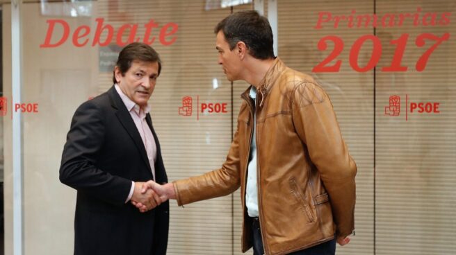 Javier Fernández y Pedro Sánchez, antes del debate en Ferraz.