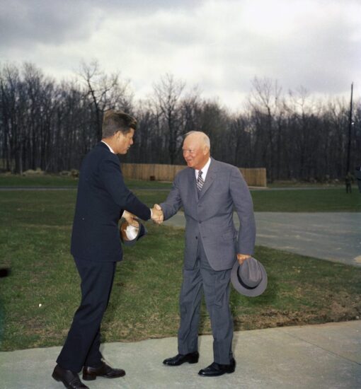 John F. Kennedy (i) saluda al ex presidente de los Estados Unidos Dwight D. Eisenhower (d) en Camp David, Maryland, EE.UU., el 22 de abril de 1961.