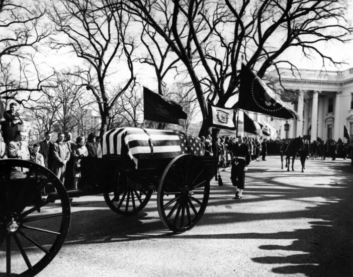Ataúd del presidente John F. Kennedy, durante sus actor fúnebres en la Casa Blanca en Washington, (Estados Unidos) el 25 de noviembre 1963.