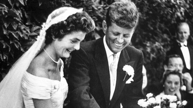 John F. Kennedy (d) junto a Jacqueline Bouvier Kennedy, mientras cortan su pastel de bodas en Newport, Rhode Island, Estados Unidos el 12 de septiembre de 1953.