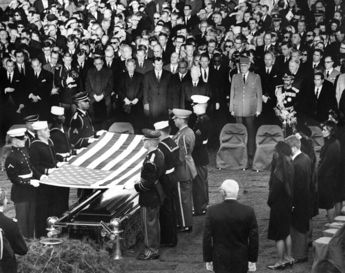 Familiares y líderes mundiales asisten a los actor fúnebres del ex presidente estadounidense John F. Kennedy, en el cementerio nacional de Arlington, Virginia (Estados Unidos) el 25 de noviembre de 1963.