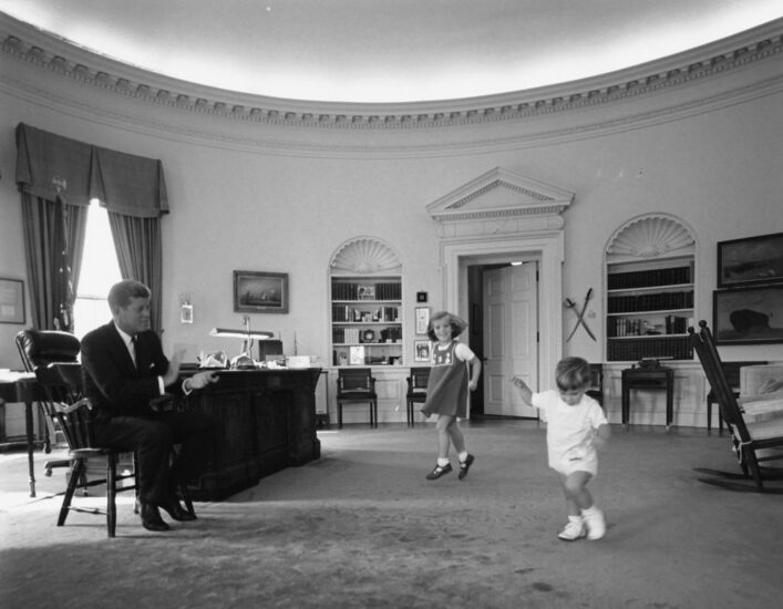 John F. Kennedy (i) con su hijo John Kennedy Jr. (d) y su hija Caroline Kennedy (C) en la Oficina Oval en la Casa Blanca en Washington, DC, EE.UU., el 10 de octubre de 1962.