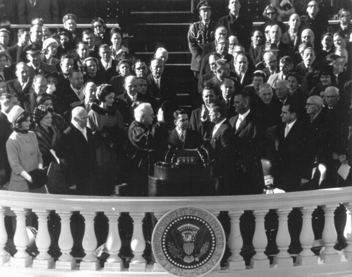 El juez presidente de los Estados Unidos Earl Warren (i) toma juramento como presidente a John F. Kennedy (d) en Washington el 20 de enero de 1961.
