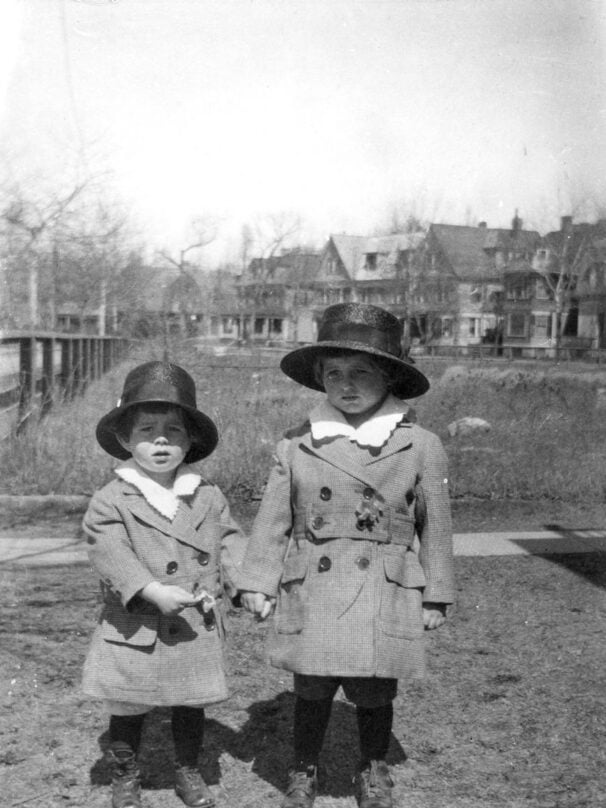 John F. Kennedy (i) acompañado por su hermano Joseph P. Kennedy Jr. (d), en Brookline, Massachusetts (Estados Unidos), en 1919.