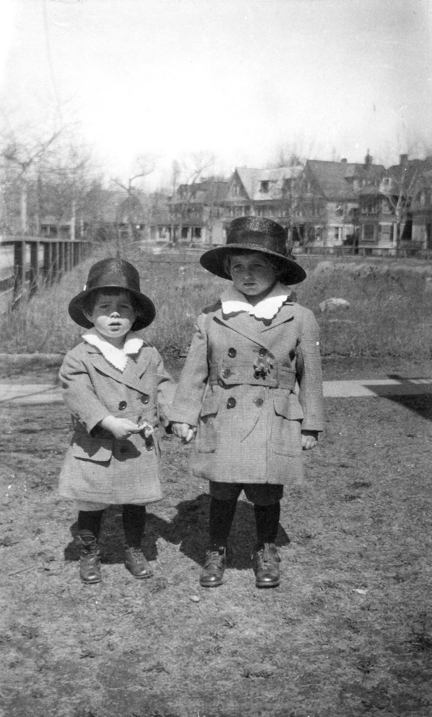 John F. Kennedy (i) acompañado por su hermano Joseph P. Kennedy Jr. (d), en Brookline, Massachusetts (Estados Unidos), en 1919.