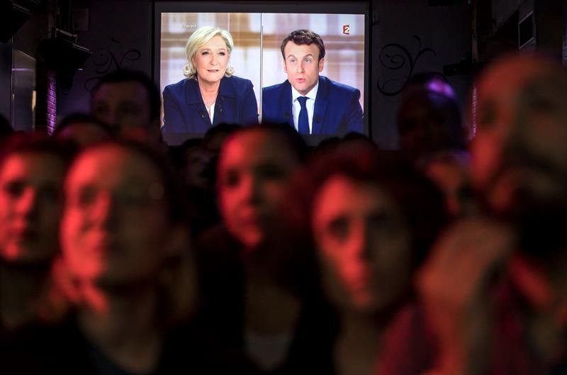 Marine Le Pen y Macron en el debate en televisión.