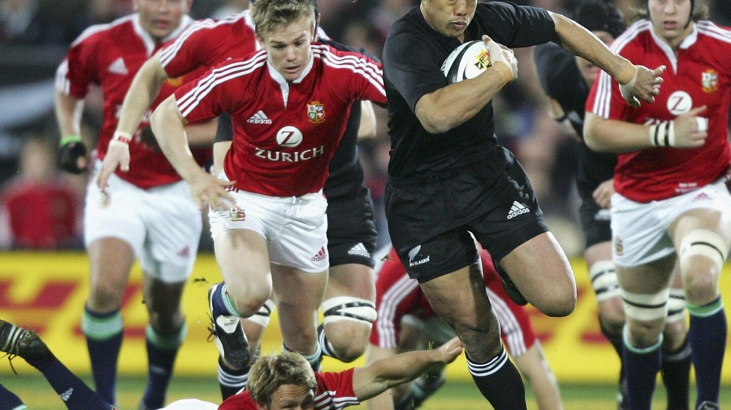 El neozelandes Tana Umaga evita a los jugadores de los Lions en 2005.
