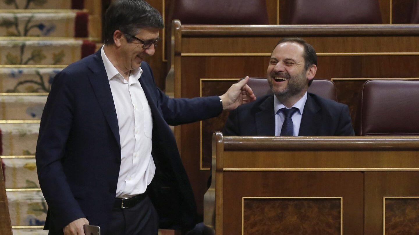 Patxi López saluda a José Luis Ábalos en el Congreso.