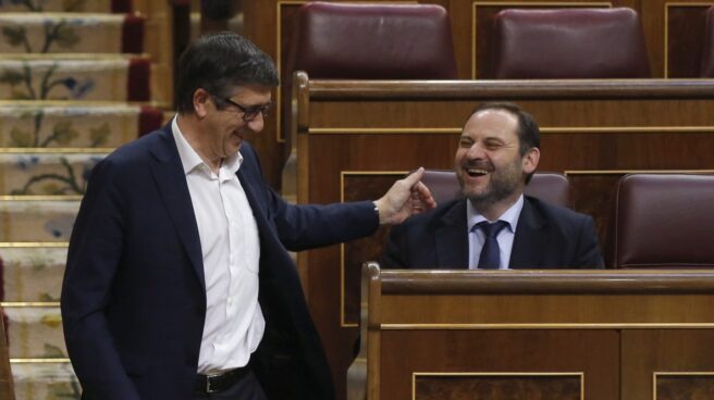 Patxi López saluda a José Luis Ábalos en el Congreso.