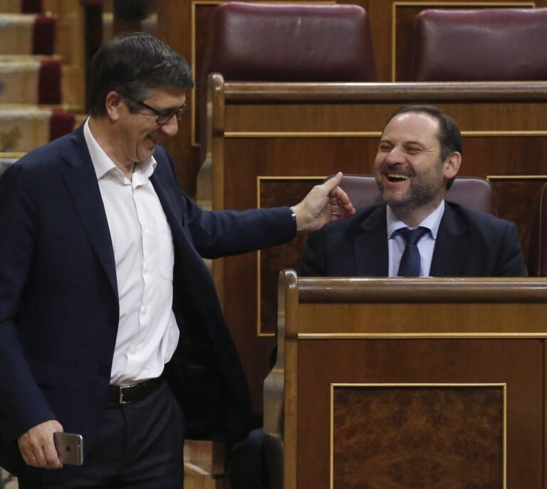 Ábalos intenta trasladar al resto del PSOE la cohesión lograda en el grupo parlamentario