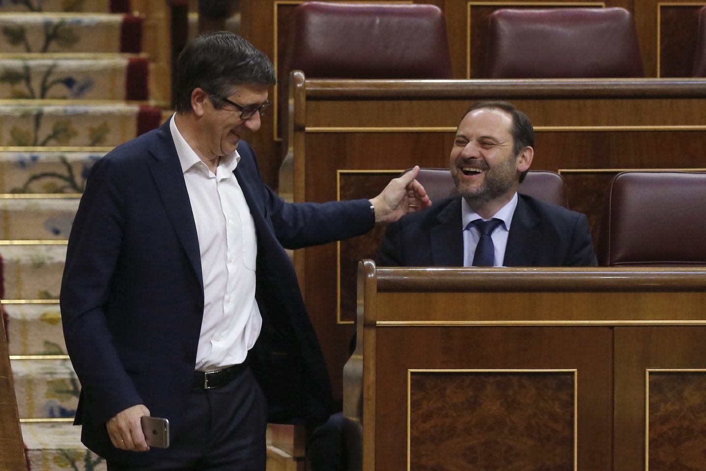 Patxi López saluda a José Luis Ábalos en el Congreso.