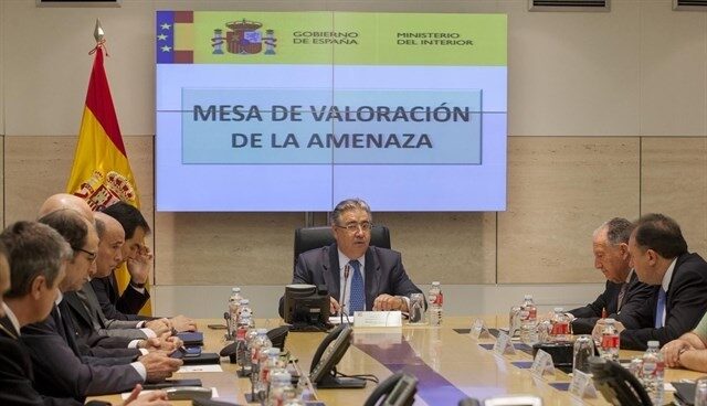 El ministro del Interior, Juan Ignacio Zoido, presidiendo la reunión de la mesa de evaluación de la amenaza terrorista.