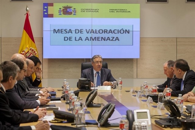 El ministro del Interior, Juan Ignacio Zoido, presidiendo la reunión de la mesa de evaluación de la amenaza terrorista.