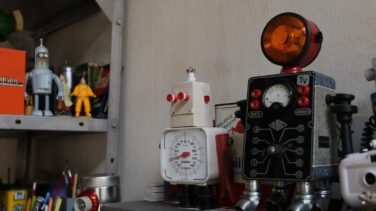Así nace un robot: una caja, tornillos, enganches.
