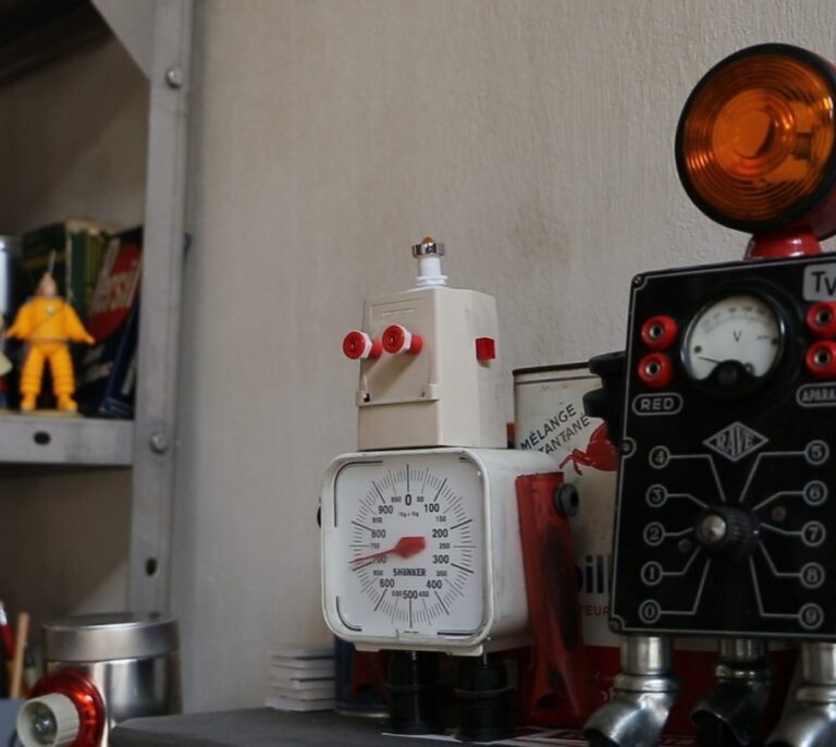 Así nace un robot: una caja, tornillos, enganches.