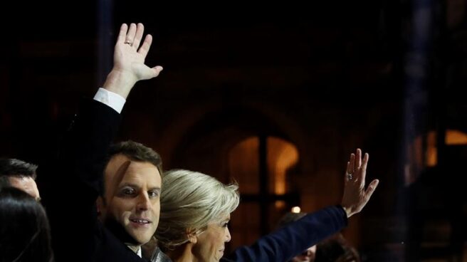 Macron y su esposa Brigitte saludan a sus seguidores en la fiesta en la explanada del Louvre