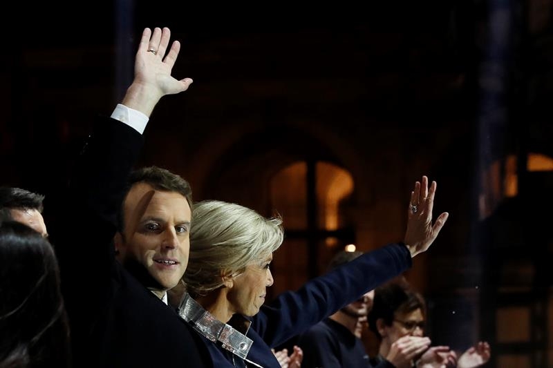 Macron y su esposa Brigitte saludan a sus seguidores en la fiesta en la explanada del Louvre