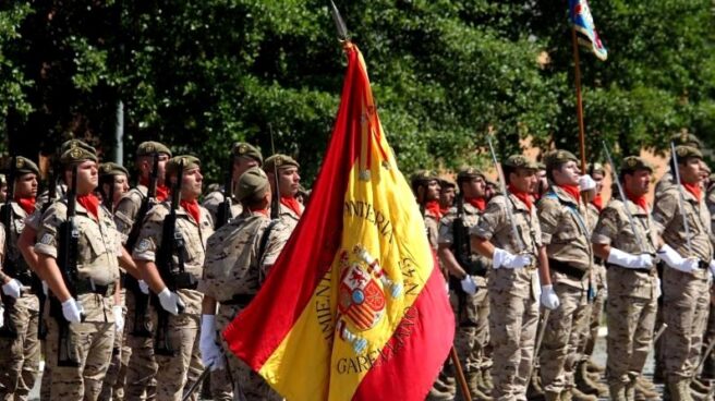 Soldados del ejercito de tierra durante un acto de jura de bandera celebrado en Mungia (Vizcaya)