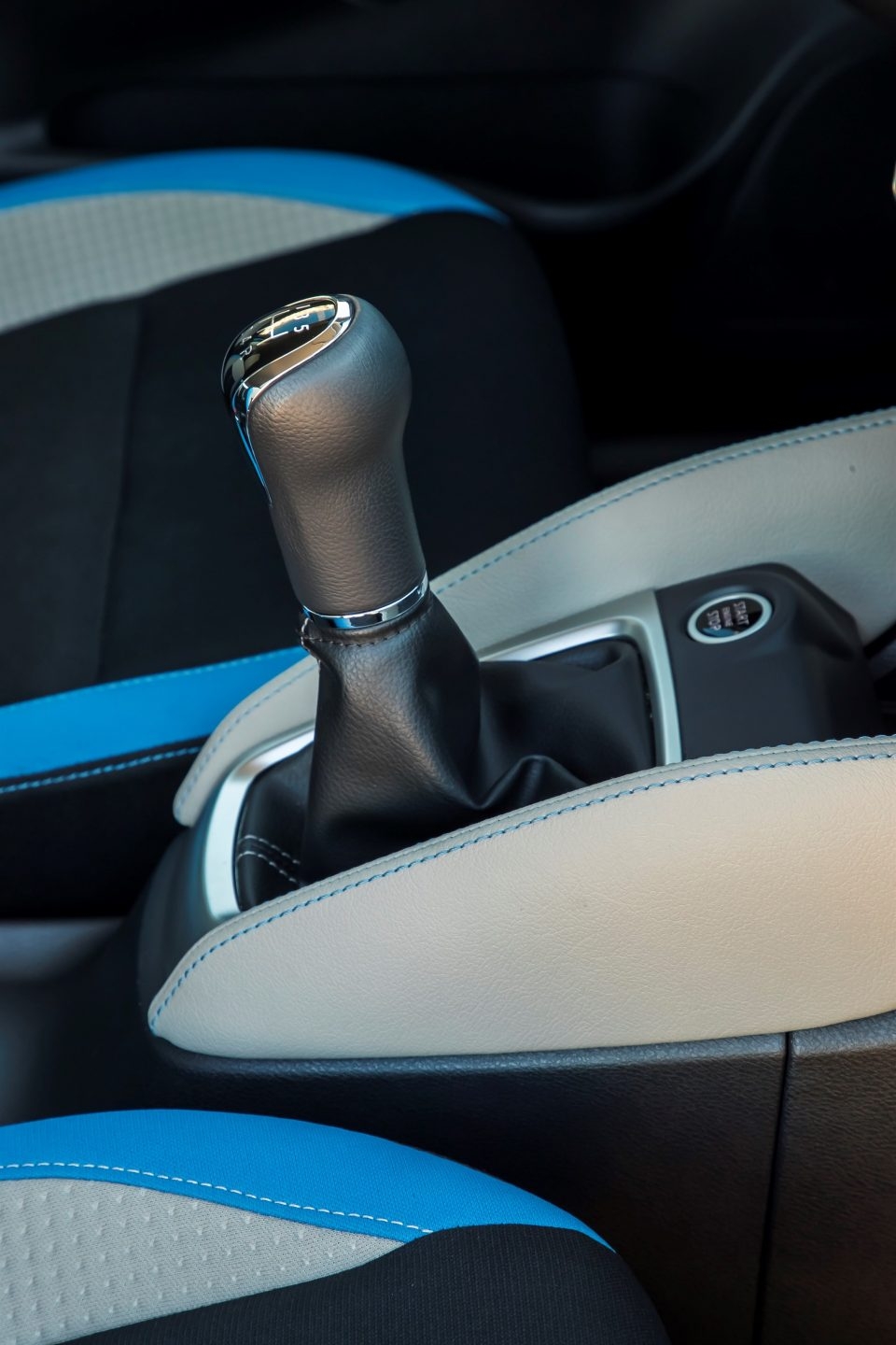 Delante de la palanca de cambio va el botón de arranque-parada del motor. La llave inteligente (de serie a partir del acabado N-Connecta) también permite el acceso manos libres al interior del vehículo.