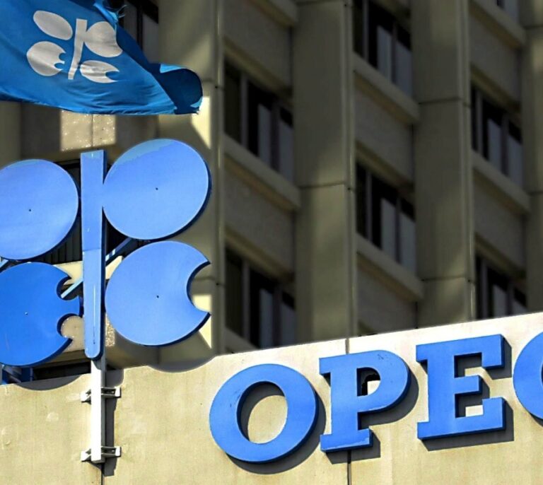 Las potencias petroleras pactan un recorte récord de producción para frenar la caída del precio