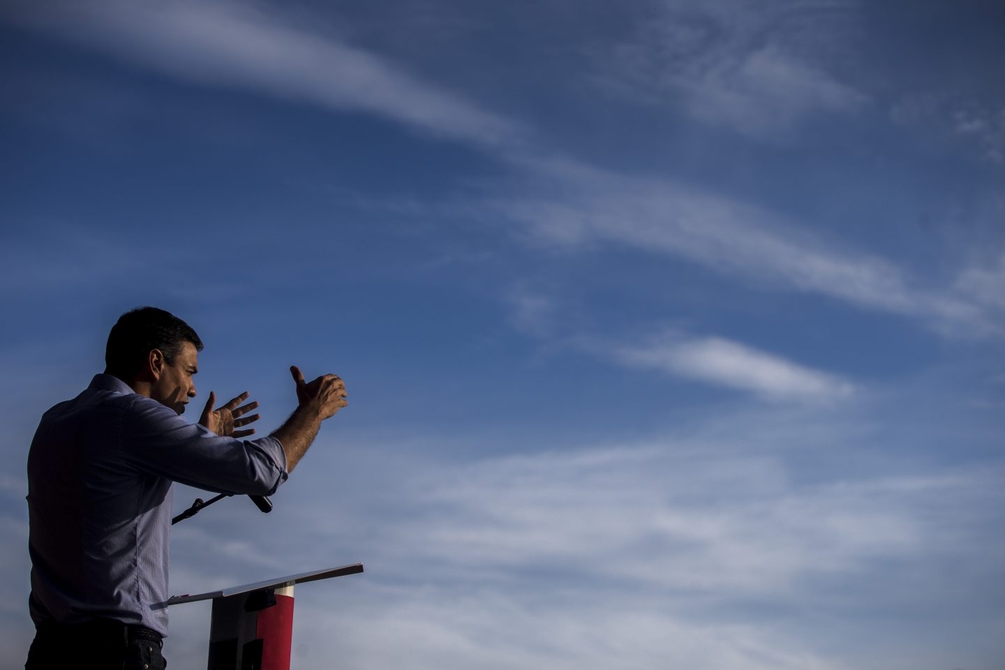 Pedro Sánchez intenta marcar distancias con Podemos pero se inspira en su modelo