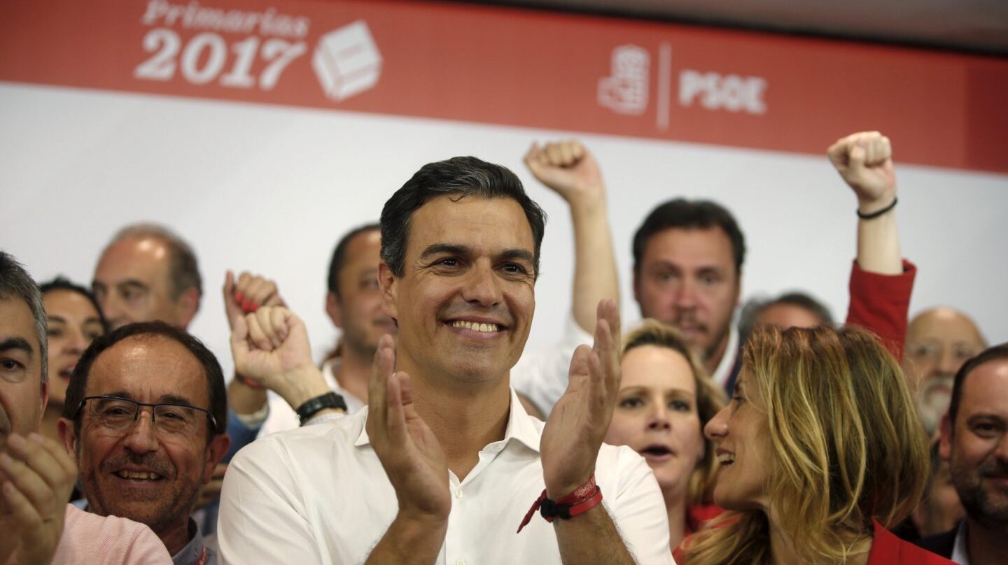 Pedro Sánchez celebra la victoria en Ferraz.