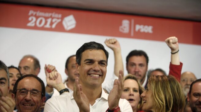 Pedro Sánchez celebra la victoria en Ferraz. Pedro Sánchez celebra la victoria en Ferraz.