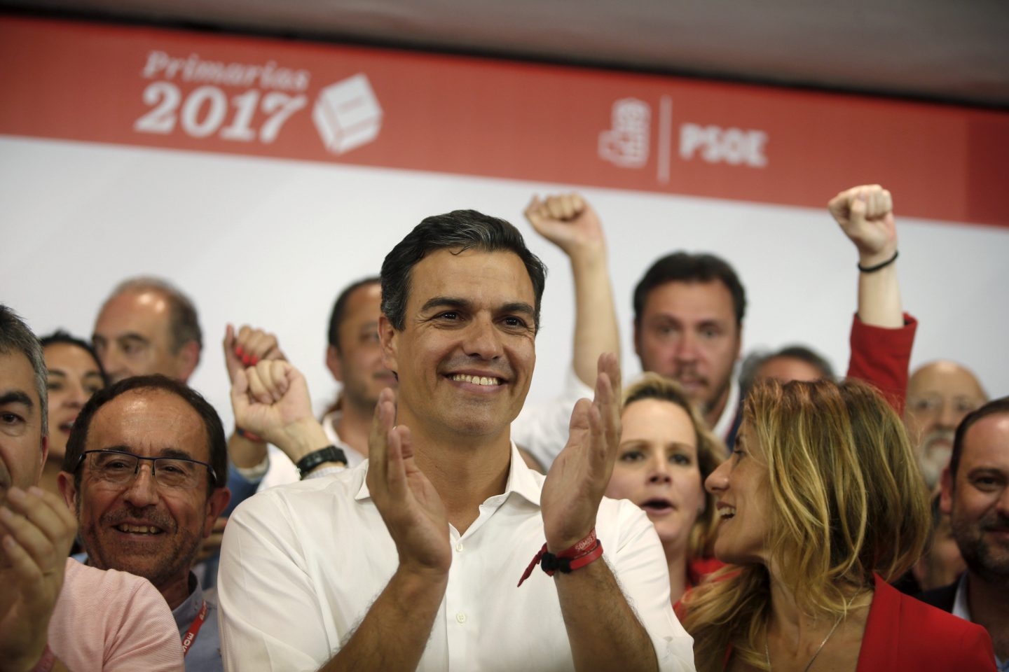 Pedro Sánchez celebra la victoria en Ferraz.