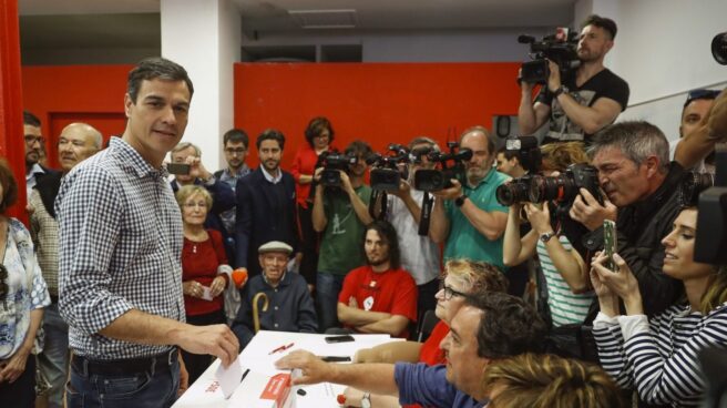 Pedro Sánchez vota en las primarias del PSOE.