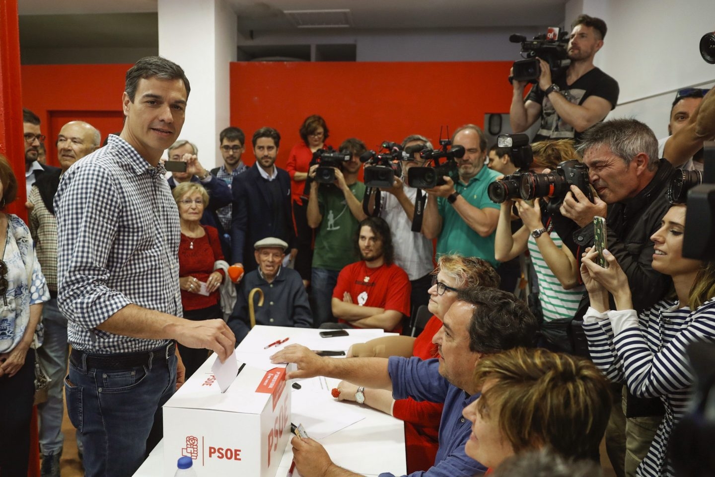 Pedro Sánchez vota en las primarias del PSOE.