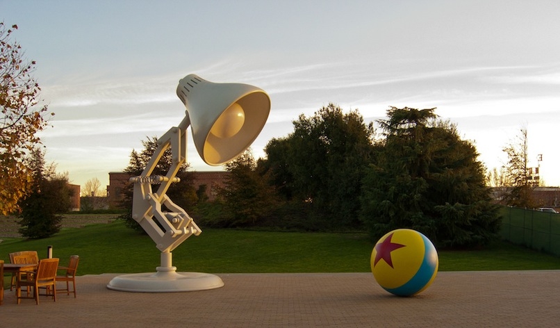 La famosa lámpara de Pixar, junto al icónico balón.