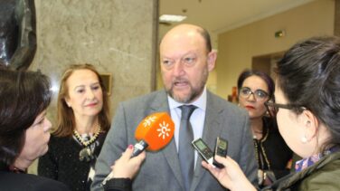 Pradas pide a Pedro Sánchez que "corte de raíz" los ataques a Susana Díaz