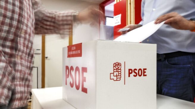 Un militante de Madrid vota en las primarias del PSOE.