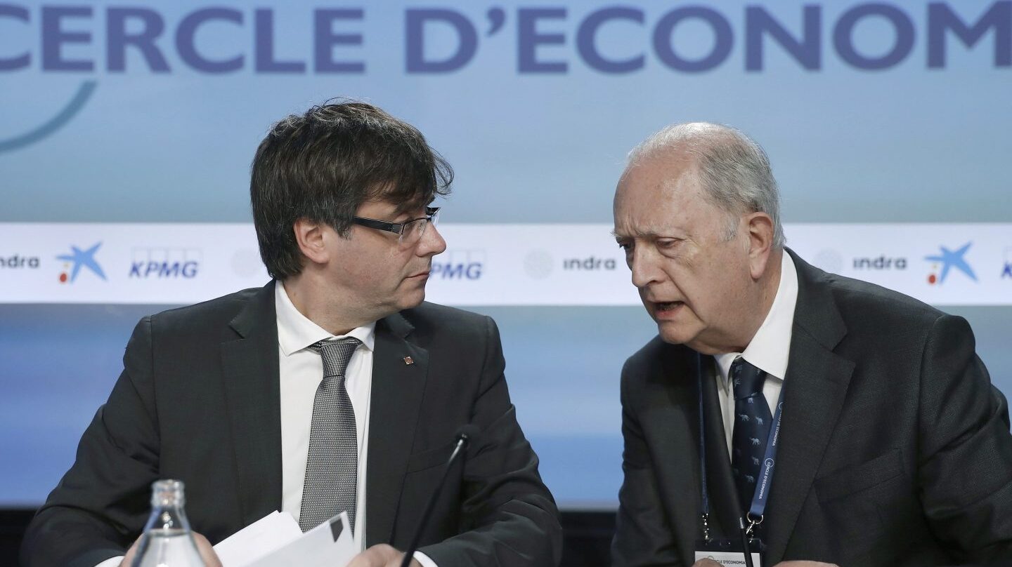 El presidente catalán, Carles Puigdemont, y el presidente del Círculo de Economía y de Colonial, Juan José Brugera