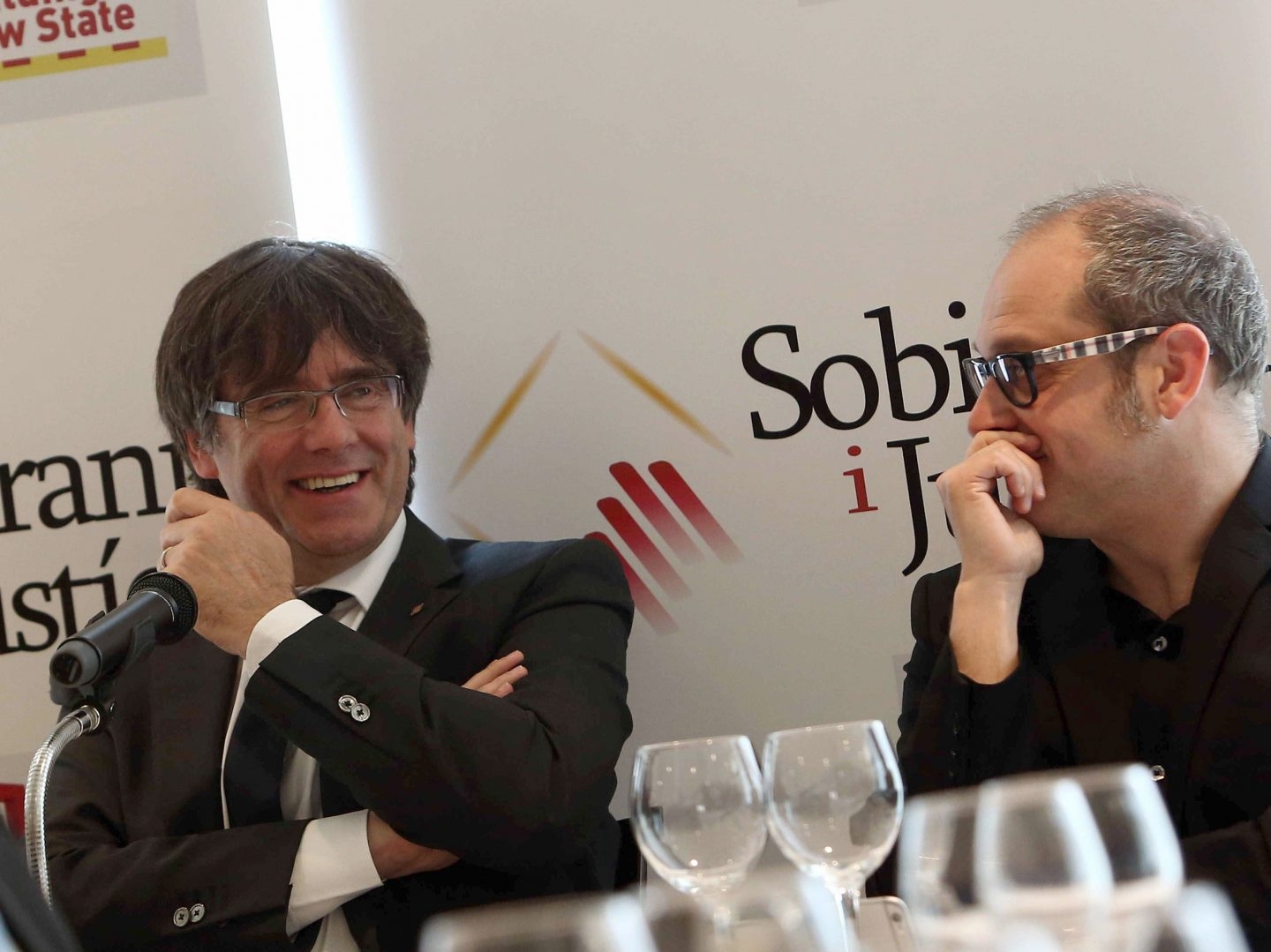 Puigdemont ofrece retrasar el referéndum para pactarlo con Rajoy